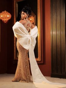 Bring a Dazzling Effect to Your Wedding Reception With This Inspo