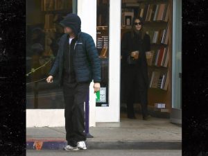 Leonardo DiCaprio & Vittoria Ceretti Kiss While Shopping Together in L.A.