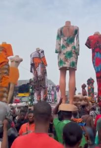 Traders spotted carrying mannequins with clothes displayed for sale on their heads in Aba (video)