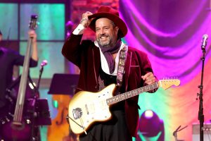 Trisha Yearwood, Chris Isaak Honor Raul Malo: ‘One of the Finest Voices of Our Generation’