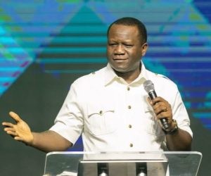 "You need to see how heaven operates, I’ve been there three times, you don’t see this nonsÂ£nse" – Pastor David Ogbueli admonishes his instrumentalists (video)